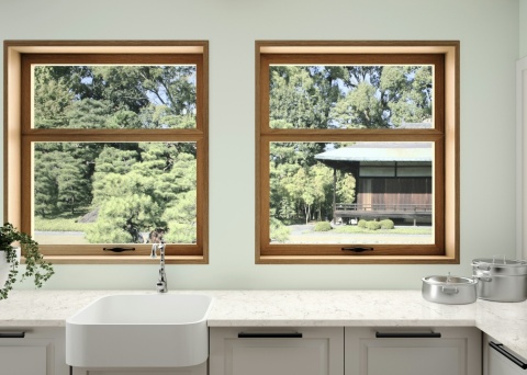 Blat kuchenny Snowy Ibiza przy oknach z widokiem na ogród