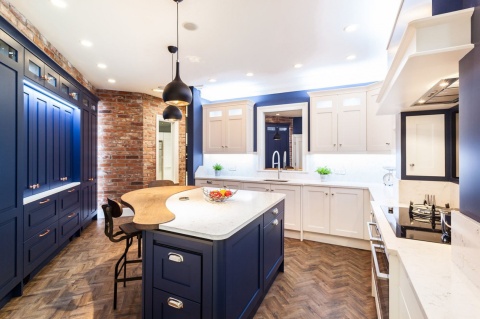 White Arabesque to spiek kwarcowy zastosowany na blatach kuchennych pasuje zarówno do białych jak i ciemnych mebli