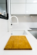 Silestone White Storm 14 to kremowo‑biały spiek kwarcowy z subtelnym ziarnistym wzorem. Blat kuchenny.