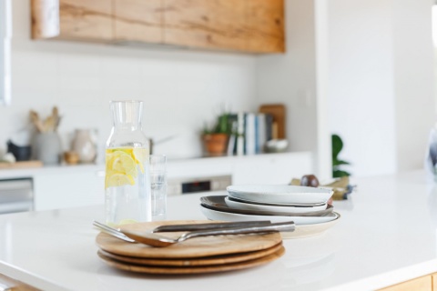 Silestone White Storm 14 to kremowo‑biały spiek kwarcowy z subtelnym ziarnistym wzorem. Blat stołu.