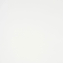 Pure Ice charakteryzuje się bardzo jasną, niemal śnieżną bielą