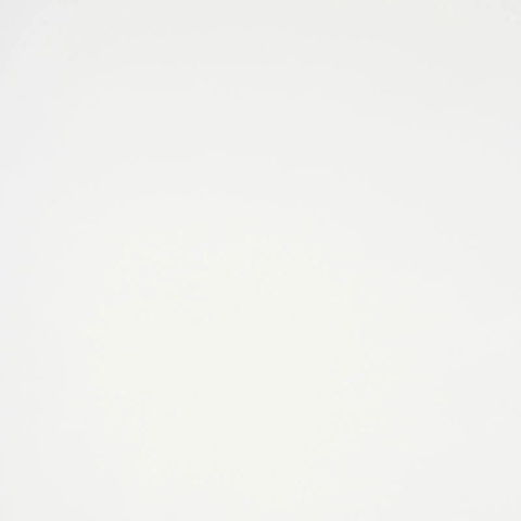 Pure Ice charakteryzuje się bardzo jasną, niemal śnieżną bielą