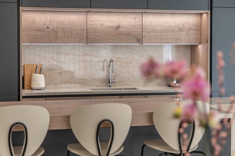 Kuchnia nowoczesna z blatem i panelem ściennym z Dekton Arga w beżowych tonacjach.