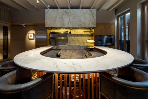 Restauracja z barem w Dekton Bergen – przestrzeń gastronomiczna z eleganckim, polerowanym blatem.