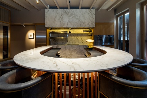 Restauracja z barem w Dekton Bergen – przestrzeń gastronomiczna z eleganckim, polerowanym blatem.