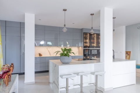 Nowoczesne wnętrze z elementami Dekton Daze –projekt wnętrza z wykorzystaniem płyty w marmurowym dekorze jako blatu i okładziny.