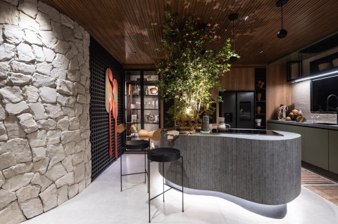 Nowoczesna kuchnia z wyspą wykończoną Dekton Grafite 4 mm w matowym wykończeniu.