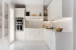 Klasyczna kuchnia z połyskującym blatem Dekton Halo i marmurową podłogą