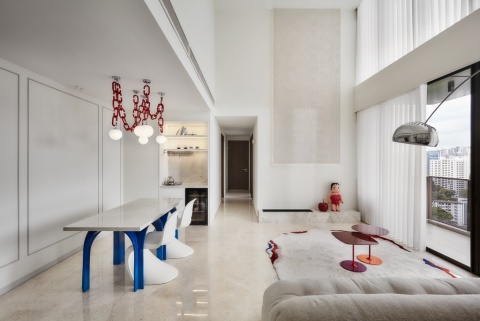 Jadalnia w minimalistycznym apartamencie z jasnym stołem z Dekton Helena