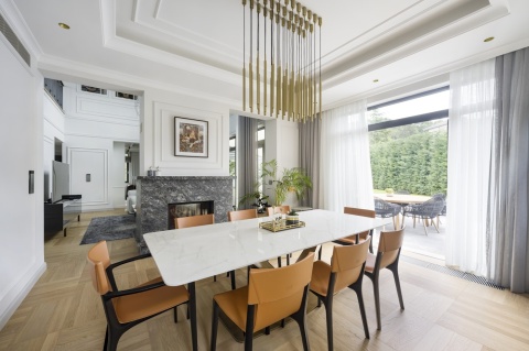 Elegancki stół jadalniany z blatem z Dekton Helena w luksusowym wnętrzu