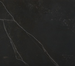 Detal struktury Dekton Kelya — ciemna powierzchnia z subtelnym, jasnym żyłkowaniem.