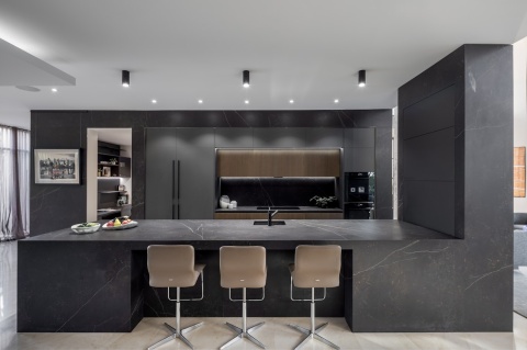 Kuchnia z wyspą i zabudową ścienną w spieku Dekton Keyla