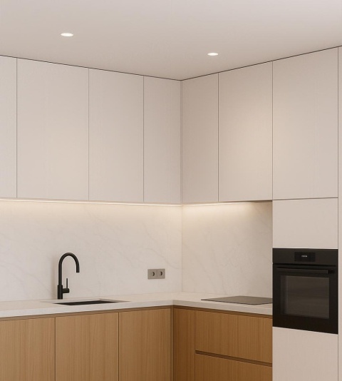 Kuchnia z jasnym blatem i ścianą w spieku Dekton Marina KC Velvet, z delikatnym marmurowym użyleniem i eleganckim wykończeniem.