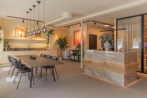 Nowoczesna kuchnia z Dekton Taga – duża wyspa i okładziny ścienne wykonane z Dekton Taga w przestronnej kuchni.