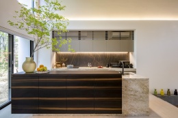 Zbliżenie płyty Dekton Taga – struktura powierzchni Dekton Taga w beżowo-szarej kolorystyce z subtelnym złotym żyłkowaniem.