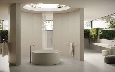 Łazienka w jasnym wykończeniu z elementami z Dekton Avorio, minimalistyczny design