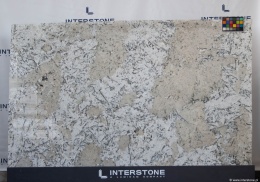 zbliżenie powierzchni granitu, uwydatniając detale kryształów, kontrast pomiędzy jasnymi i ciemnymi fragmentami