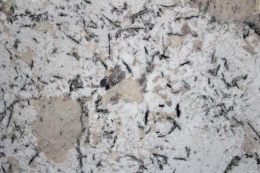 zbliżenie powierzchni granitu, uwydatniając detale kryształów, kontrast pomiędzy jasnymi i ciemnymi fragmentami