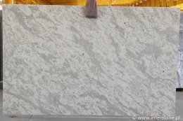 płyta Andromeda White, na której widoczna jest jasna kolorystyka z beżowo-szarymi plamami i ciemniejszymi użyleniami