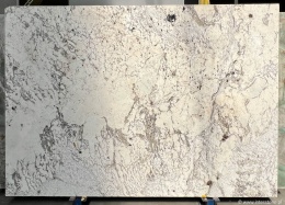 widoczne drobne kryształy i łagodne przejścia kolorów na gładkiej, polerowanej powierzchni