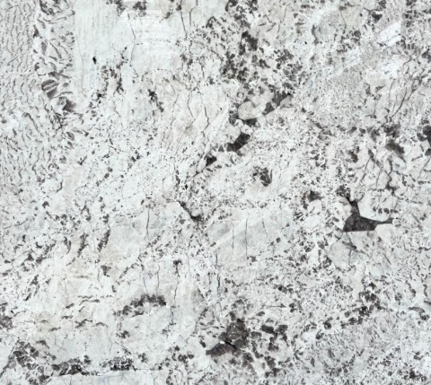 widoczne drobne kryształy i łagodne przejścia kolorów na gładkiej, polerowanej powierzchni