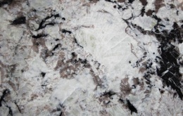 Arctic White – detal – delikatne smużki i inkluzje, gładka, polerowana struktura