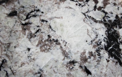 Arctic White – detal – delikatne smużki i inkluzje, gładka, polerowana struktura