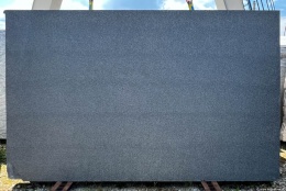 Assoluto Black – detal polerowanego – lustro czerni, głęboka refleksja; inkluzje prawie niewidoczne