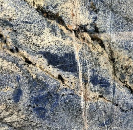 zbliżenie powierzchni, ukazujące detale struktury kamienia i intensywność jego niepowtarzalnego użylenia.