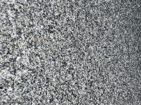 Assoluto Black – powierzchnia płomieniowana – tekstura surowa, chropowata; kontrast światła i cienia