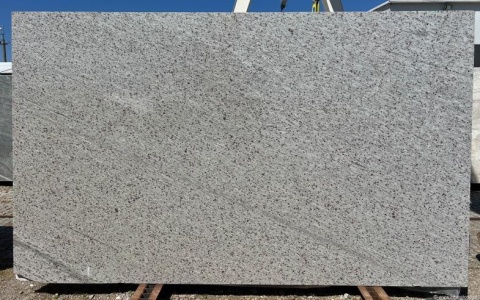 pełna płyta granitu Bacca Bianca Nivea o jasnej, harmonijnej kolorystyce z delikatnymi użyleniami.