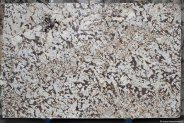 bliżenie powierzchni, pokazujące matową fakturę oraz detale rdzawego i jasnego użylenia.