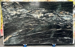 pełna płyta granitu Belvedere w wykończeniu polerowanym, z widocznymi złocistymi i jasnymi żyłkami na ciemnym tle.