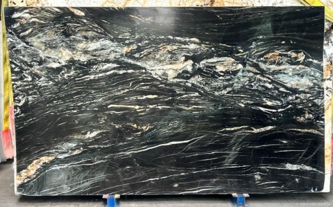 pełna płyta granitu Belvedere w wykończeniu polerowanym, z widocznymi złocistymi i jasnymi żyłkami na ciemnym tle.