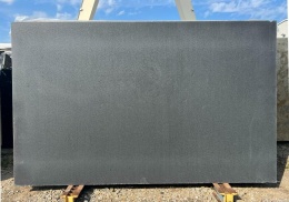 zbliżenie powierzchni, ukazujące matową fakturę i naturalne detale struktury kamienia