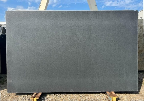 pełna płyta granitu Bengal Black w wykończeniu szczotkowanym, z elegancką czernią przełamaną drobnymi szarymi niuansami.