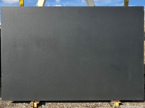 zbliżenie powierzchni, ukazujące matową fakturę i naturalne detale struktury kamienia