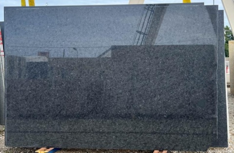 pełna płyta granitu Black Ash w wykończeniu polerowanym, z intensywną czernią i subtelnym, szarym rysunkiem.