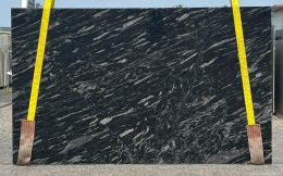 większa płyta Black Forest z charakterystycznym układem smug na ciemnym tle.