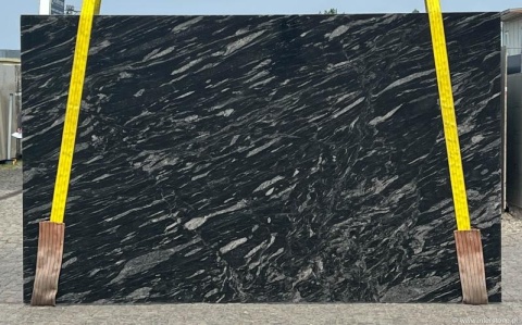 większa płyta Black Forest z charakterystycznym układem smug na ciemnym tle.