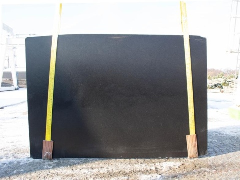 pełna płyta Black Nayara w wykończeniu polerowanym, z elegancką, jednolitą czernią i subtelnymi odcieniami szarości.