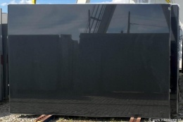 pełna płyta Black Premium w wykończeniu polerowanym, z jednolitą, intensywnie czarną powierzchnią.