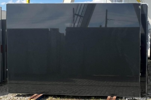 pełna płyta Black Premium w wykończeniu polerowanym, z jednolitą, intensywnie czarną powierzchnią.