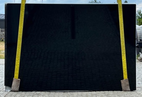 zbliżenie ukazujące gładką, lśniącą fakturę oraz głębię koloru kamienia.