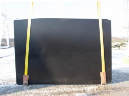 owierzchnia w wersji płomieniowanej, ukazująca matową strukturę i naturalny, surowy wygląd kamienia.