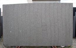 owierzchnia w wersji płomieniowanej, ukazująca matową strukturę i naturalny, surowy wygląd kamienia.