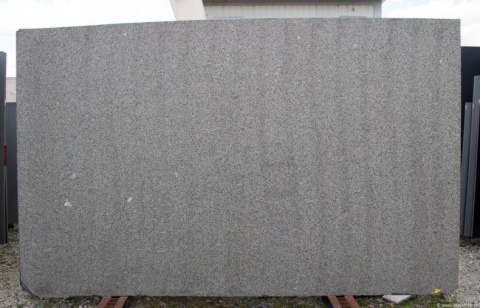 owierzchnia w wersji płomieniowanej, ukazująca matową strukturę i naturalny, surowy wygląd kamienia.