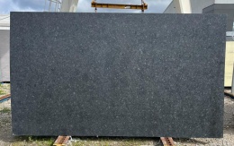 pełna płyta Black Pearl z polerowaną powierzchnią, ukazująca intensywną czerń z subtelnymi akcentami mineralnymi.