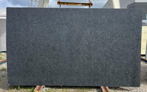 zbliżenie powierzchni w wersji szczotkowanej, podkreślające matową fakturę i naturalne niuanse koloru.