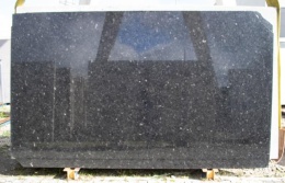 pełna płyta Black Pearl z polerowaną powierzchnią, ukazująca intensywną czerń z subtelnymi akcentami mineralnymi.